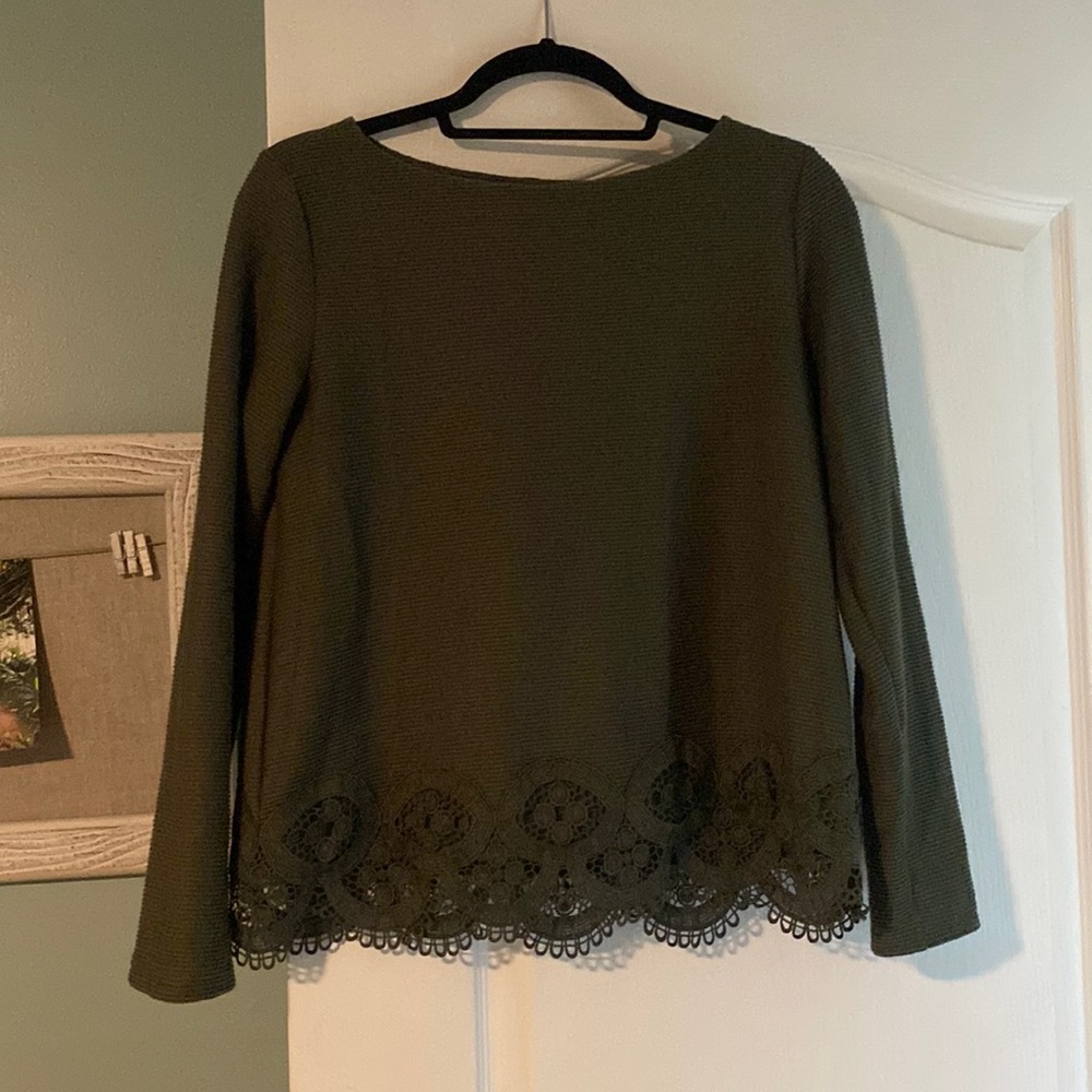 Gently used long sleeved from the loft size s. Fair to new condition.